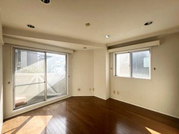 LDKよりも明るく日差しの入る6帖です。