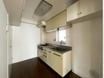 半個室になったキッチン。キッチン上と反対部分にも吊り戸棚があります。