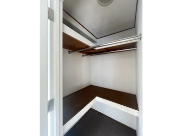 6帖にある収納。仕切りがあり床と合わせて3段使える便利なものです。
