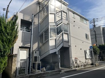 世田谷駅から徒歩2分。のどかな住宅街の角地に建つマンションです。