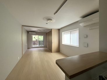 ライティングレールとスマートなパネルライトですっきりとした天井に。