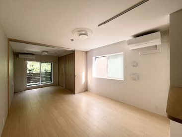 カウンターキッチンから伸びるリビングルーム。