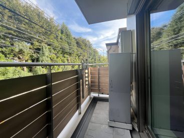 緑が見える東向きのバルコニー。