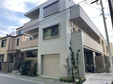 2025年6月築のマンション。敷地内には駐輪場があります。