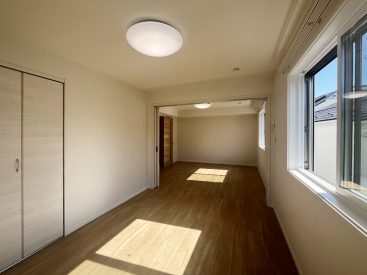 約6帖は寝室や収納、デスク、本棚など置ける広さがあります。