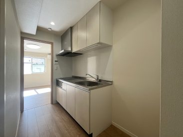 キッチンは廊下部分に。IHコンロ2口です。