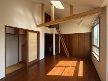 約13.5帖の一室は、天井が吹き抜け。