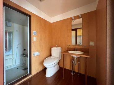 木の存在がある洗面脱衣所。トイレはここに、オープンなつくりで。