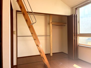 壁一面にある、たくさん収納できるクローゼット。