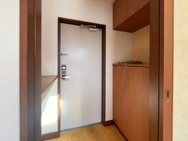 玄関はオープンなつくり。シューズボックスと腰掛け程度の棚があります。