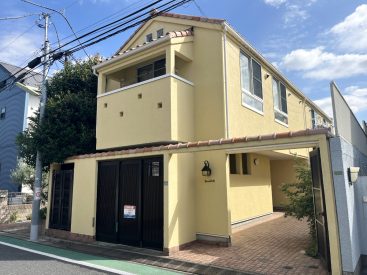 街にいろどりをあたえる、きいろのアパート。エントランスにオートロックがあります。