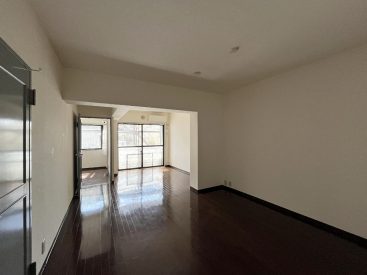 落ち着いた雰囲気の室内に、南東から明るい日差しの入る一室。