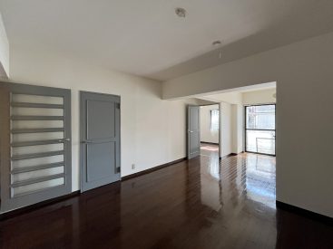 約16.8帖の広いリビングルーム。