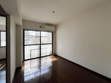 日差しがキラッと入る、窓辺が印象的。