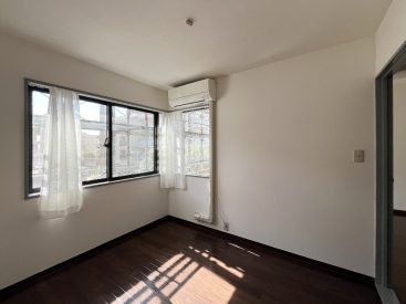 L字の窓からサンサンと温かい日差しが入ります。