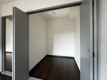 開けてびっくり、奥行きのある1.7帖のクローゼット。