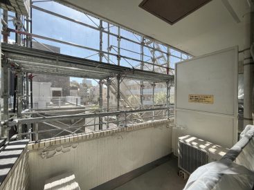 南東向きのバルコニー。写真は外観工事中のもの。