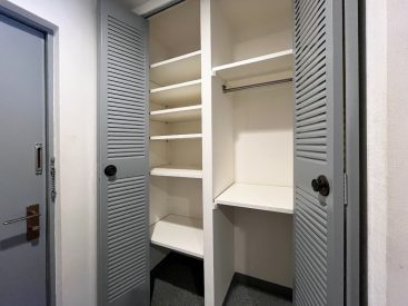 玄関横の収納。ストック品やコート、帽子などのアイテムも置ける大きさがあります。