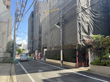 外観工事中。点検や整備もしっかりと行なわれるマンションですね。