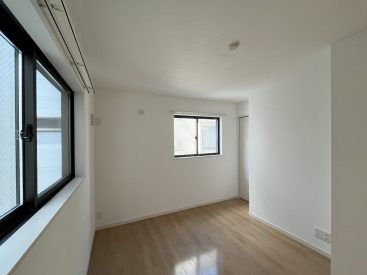 2階の洋室6帖。優しい日差しの落ちつきのある空間です。