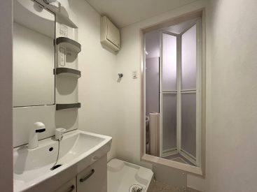 浴室と洗面台、洗濯機置き場。水まわりは2階に。