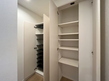 玄関から2階にあがってすぐ、ふたつの収納があります。靴やストック品などに。