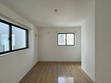 2階の洋室は寝室にぴったり。