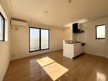 LDKは10.6帖。窓に囲まれとてお明るい。