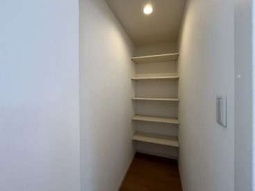 パントリーに使える収納。かなりの奥行きがあります。