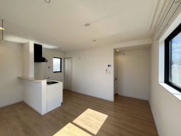 白い天井・壁と明るいフローリングがシンプルな内装です。