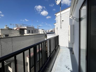 バルコニーは西向き。家の隙間から世田谷線もちらっと見えます。