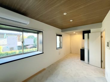 天井に貼られた木目のあるクロスが、とても印象的。