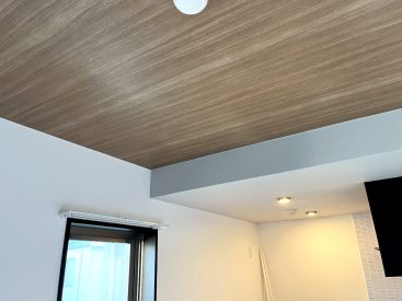 天井の木目のあるクロス。
