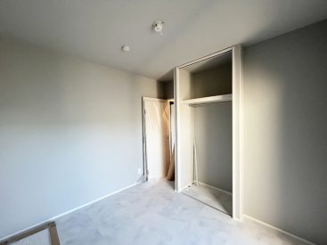 寝室となる部屋。こちらは少しグレーがかったクロス。