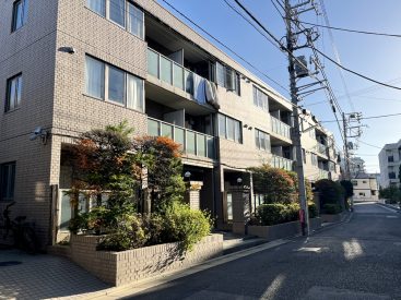 建物外観。自転車、バイク、車も置けるマンションです。