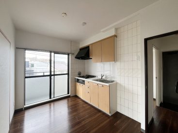日差しの入る、明るいダイニングキッチン。