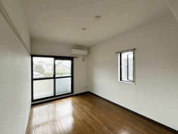 バルコニーに面した6帖の洋室。