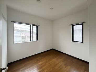 玄関横、5帖の洋室。