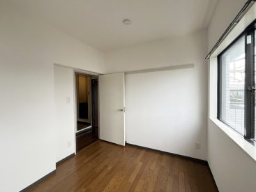 収納の無い、シンプルな一室です。