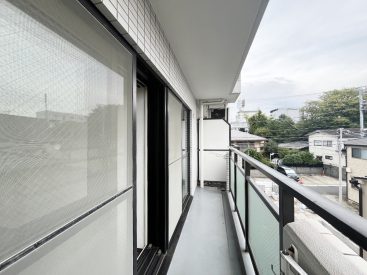 京王線が見えるバルコニー。日差しと風通りは良いです。