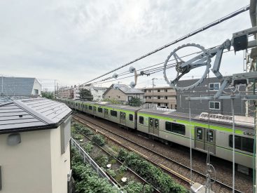 京王線に面しているので、二重サッシになっています。
