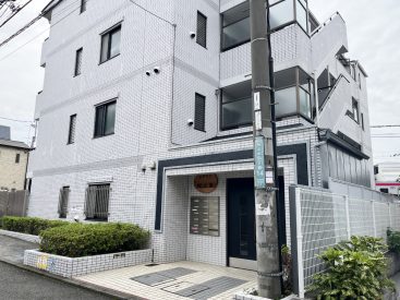 タイル張りのマンション。