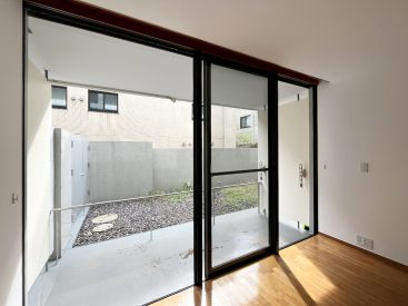 1階なので、カーテンを締め切らなくても過ごせそう。