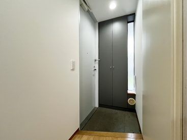 フラットでスマートな玄関。収納力のあるグレーのシューズボックスも。