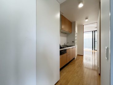 すっきりとした印象の中にも、木の存在で愛嬌もプラス。