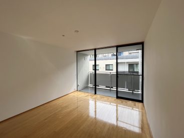 一面のガラス窓が印象的なお部屋。