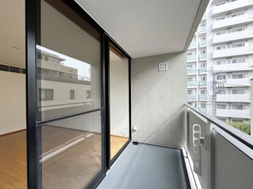 窓の先は大きなバルコニー。日差しと風を取り込み部屋まで運びます。