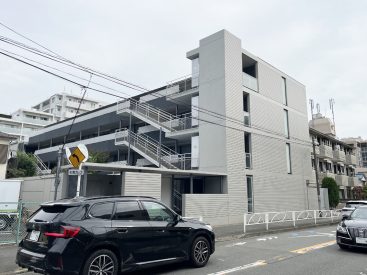 2002年築マンション。オートロックや宅配ボックスも完備されています。