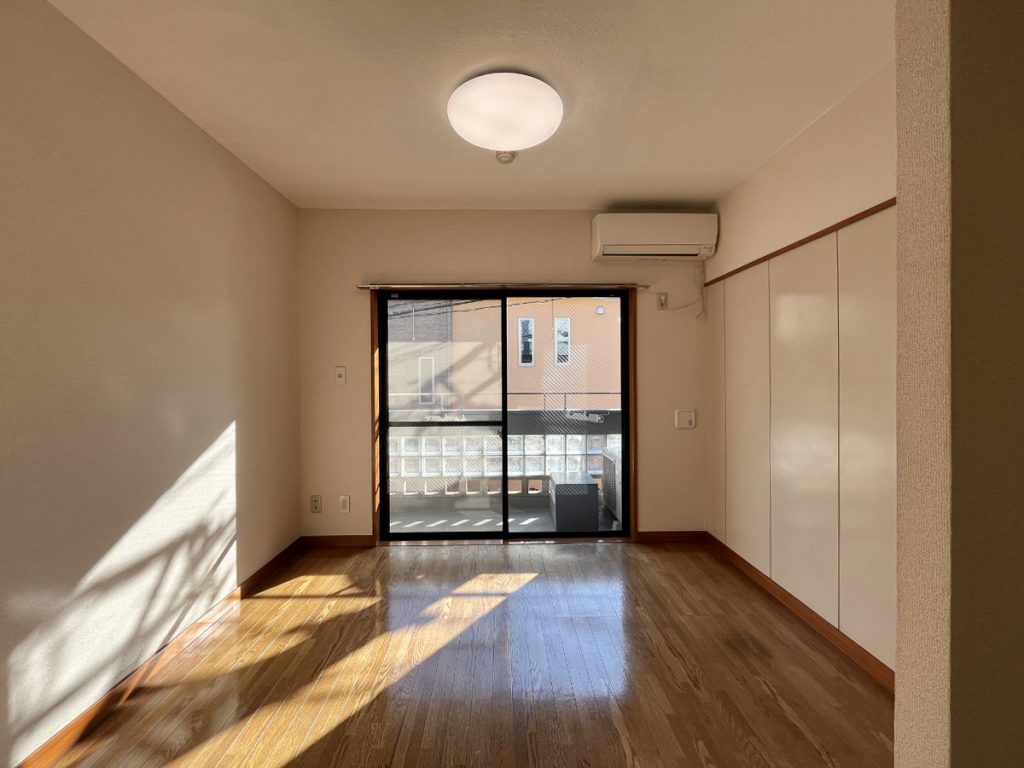 日差しの入る、下階7.7帖のダイニング。 日差しの入る、下階7.7帖のダイニング。