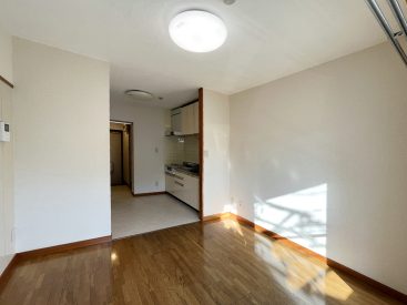 シンプルな内装に、パキッとした日差しが温かく入ります。 シンプルな内装に、パキッとした日差しが温かく入ります。